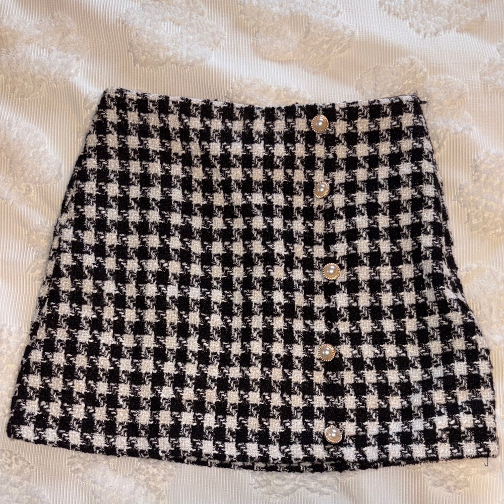 Chic Black and White Houndstooth Skirt